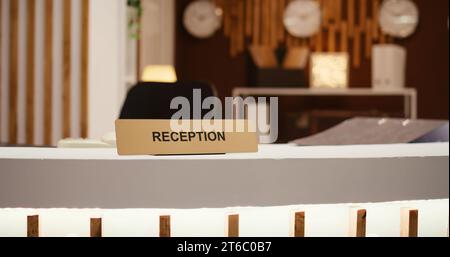 Primo piano della hall degli hotel del settore alberghiero, reception moderna e pulita. Banco check-in vuoto per sistemazioni di viaggio in eleganti e lussuosi interni della lounge del resort Foto Stock
