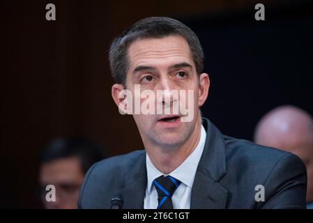 Il senatore degli Stati Uniti Tom Cotton (repubblicano dell'Arkansas) durante un'udienza giudiziaria del Senato presso l'Hart Senate Office Building a Washington, DC giovedì 9 novembre 2023. L'udienza doveva prendere in considerazione un'autorizzazione per citazioni relative all'indagine etica della Corte Suprema, e le nomine di Mustafa Taher Kasubhai, per essere giudice distrettuale degli Stati Uniti per il distretto dell'Oregon, e di Eumi K. Lee, per essere giudice distrettuale degli Stati Uniti per il distretto settentrionale della California. Credito: Annabelle Gordon/CNP Foto Stock