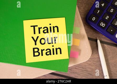 Testo Train Your Brain in (Traina il cervello) su white paper. Foto Stock