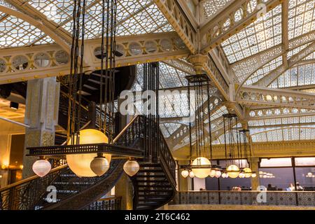 Hall Rookery con negozi. DAS von den Architekten Burnham und Root entworfene Rookery Building wurde ursprünglich 1888 fertiggestellt. Architetto Frank Lloyd Wright gestaltete die zweistöckige, beleuchtete lobby 1905 neu. Il Rookery ist eine der bekanntesten Adressen a Chicago. Rookery Building dal 1888 nel centro di Chicago, Illinois, Stati Uniti. Il più antico grattacielo di Chicago con una struttura romanica ha una lobby progettata da Frank Lloyd Wright Foto Stock