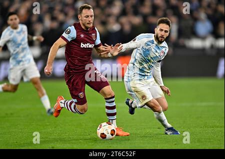 Londra, Regno Unito. 1 novembre 2023. Vladimir Coufal (West Ham) e Kostas Fortounis (Olympiakos) durante la partita West Ham vs Olympiakos UEFA Europa League, gruppo A, al London Stadium Stratford. Crediti: MARTIN DALTON/Alamy Live News Foto Stock