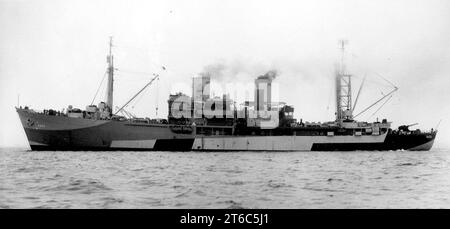 USS Athene (AKA-22) al largo di Boston, Massachusetts (USA), il 9 ottobre 1944 Foto Stock