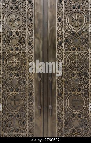 021 dettaglio delle porte in metallo dorate e finemente decorate della Resurrezione della Cattedrale Ortodossa Chirst. Tirana-Albania. Foto Stock