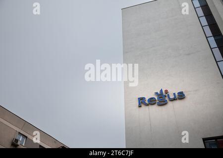 Foto del logo di Regus scattato a Bucarest, Romania, nel loro ufficio principale. Regus, rinominato IWG è una multinazionale Foto Stock