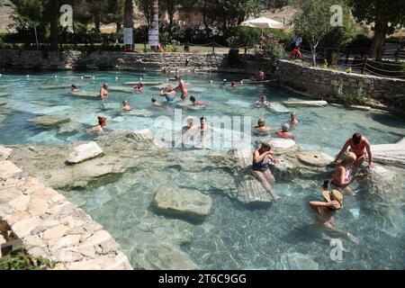 ANTALYA, TURCHIA - 15 MAGGIO 2021 Una popolare attrazione turistica, piscina ringiovanente Cleopatra nell'antica città di Hierapolis, Pamukkale, sempre piena di turisti Foto Stock