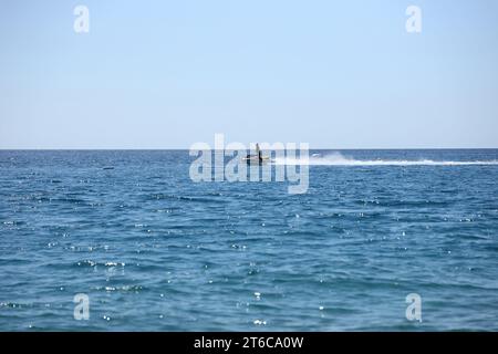 ANTALYA, TURCHIA - 15 MAGGIO 2021 il giovane uomo in scooter d'acqua guida sulle onde del mar mediterraneo Foto Stock