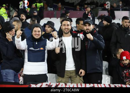 Londra, Regno Unito. 9 novembre 2023. Londra, Inghilterra, 9 novembre 2023: Tifosi dell'Olympiacos durante la partita di UEFA Europa League tra West Ham United e Olympiacos allo Stadio di Londra (Alexander Canillas/SPP) credito: SPP Sport Press Photo. /Alamy Live News Foto Stock