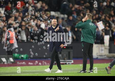Londra, Regno Unito. 9 novembre 2023. Diego Martinez, allenatore dell'Olympiacos, dopo la partita di UEFA Europa League tra West Ham United e Olympiacos Pireo al London Stadium, Queen Elizabeth Olympic Park, Londra, Inghilterra, il 9 novembre 2023. Foto di Joshua Smith. Solo per uso editoriale, licenza necessaria per uso commerciale. Nessun utilizzo in scommesse, giochi o pubblicazioni di un singolo club/campionato/giocatore. Credito: UK Sports Pics Ltd/Alamy Live News Foto Stock