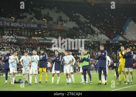 Londra, Regno Unito. 9 novembre 2023. I giocatori dell'Olympiacos ringraziano i loro tifosi dopo la partita di UEFA Europa League tra West Ham United e Olympiacos Pireo al London Stadium, Queen Elizabeth Olympic Park, Londra, Inghilterra, il 9 novembre 2023. Foto di Joshua Smith. Solo per uso editoriale, licenza necessaria per uso commerciale. Nessun utilizzo in scommesse, giochi o pubblicazioni di un singolo club/campionato/giocatore. Credito: UK Sports Pics Ltd/Alamy Live News Foto Stock