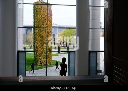 Blick vom Bundeskanzleramt auf den Ehrenhof. Berlino, 09.11.2023 Foto Stock