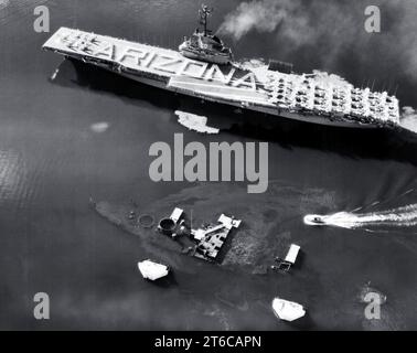 La USS Bennington (CVA-20) passa il relitto della USS Arizona (BB-39) a Pearl Harbor, Hawaii (USA), il 31 maggio 1958 (USN 1036055) Foto Stock