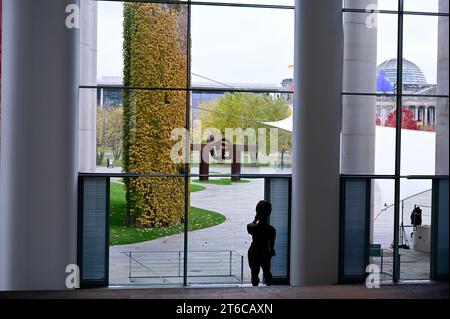 Blick vom Bundeskanzleramt auf den Ehrenhof. Berlino, 09.11.2023 Foto Stock