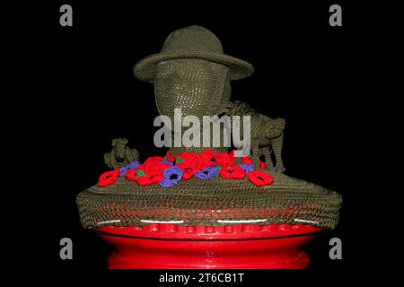 Post Box, Morriston Road, Elgin, Moray, Regno Unito. 9 novembre 2023. Si tratta di una copertina a maglia/uncinetto per ricordare soldati, cavalli, cani e altri animali perduti durante le guerre. Crediti: JASPERIMAGE/Alamy Live News Foto Stock