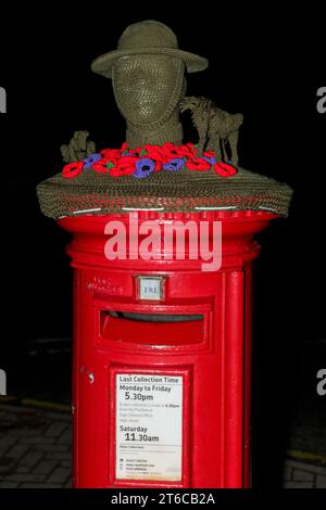 Post Box, Morriston Road, Elgin, Moray, Regno Unito. 9 novembre 2023. Si tratta di una copertina a maglia/uncinetto per ricordare soldati, cavalli, cani e altri animali perduti durante le guerre. Crediti: JASPERIMAGE/Alamy Live News Foto Stock