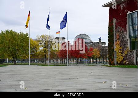 Blick vom Bundeskanzleramt auf den Ehrenhof. Berlino, 09.11.2023 Foto Stock