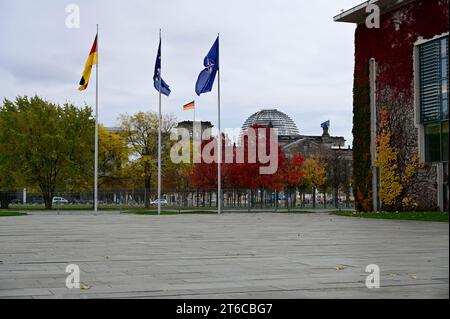 Blick vom Bundeskanzleramt auf den Ehrenhof. Berlino, 09.11.2023 Foto Stock