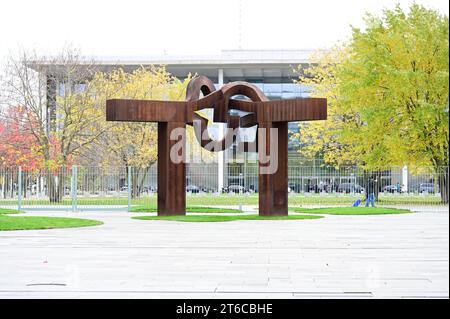 Blick vom Bundeskanzleramt auf den Ehrenhof mit der Eisenskulptur des Bildhauers Eduardo Chillida. Berlino, 09.11.2023 Foto Stock