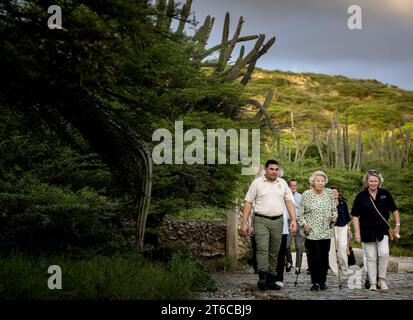 ORANJESTAD - 11/09/2023, ORANJESTAD - la Principessa Beatrice visita un prato e una riserva naturale con foreste di mangrovie, conosciuta anche come Laguna spagnola. I dipendenti della Fundacion Parke Nacional Aruba hanno spiegato il progetto Turning the Tide, un progetto pilota per il ripristino della natura e l'adattamento al clima. Dopo una visita di due giorni a Curaco, la principessa è ora ad Aruba per due giorni. Entrambe le visite si sono concentrate sulla protezione degli ecosistemi e sulle iniziative sociali. ANP KOEN VAN WEEL paesi bassi fuori - belgio fuori Foto Stock