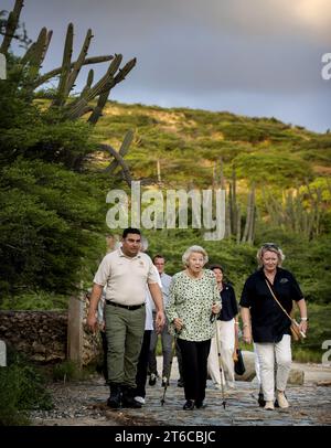 ORANJESTAD - 11/09/2023, ORANJESTAD - la Principessa Beatrice visita un prato e una riserva naturale con foreste di mangrovie, conosciuta anche come Laguna spagnola. I dipendenti della Fundacion Parke Nacional Aruba hanno spiegato il progetto Turning the Tide, un progetto pilota per il ripristino della natura e l'adattamento al clima. Dopo una visita di due giorni a Curaco, la principessa è ora ad Aruba per due giorni. Entrambe le visite si sono concentrate sulla protezione degli ecosistemi e sulle iniziative sociali. ANP KOEN VAN WEEL paesi bassi fuori - belgio fuori Foto Stock