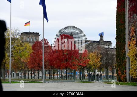 Blick vom Bundeskanzleramt auf den Ehrenhof. Berlino, 09.11.2023 Foto Stock