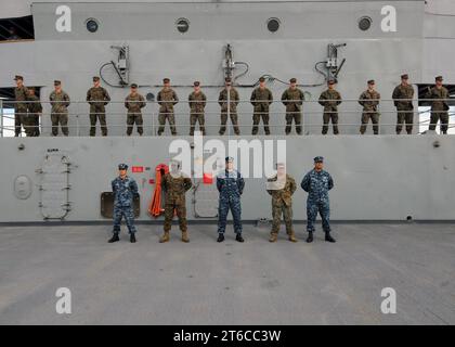 La USS Blue Ridge arriva a Darwin 130628 Foto Stock