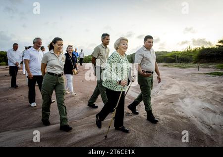 ORANJESTAD - 11/09/2023, ORANJESTAD - la Principessa Beatrice visita un prato e una riserva naturale con foreste di mangrovie, conosciuta anche come Laguna spagnola. I dipendenti della Fundacion Parke Nacional Aruba hanno spiegato il progetto Turning the Tide, un progetto pilota per il ripristino della natura e l'adattamento al clima. Dopo una visita di due giorni a Curaco, la principessa è ora ad Aruba per due giorni. Entrambe le visite si sono concentrate sulla protezione degli ecosistemi e sulle iniziative sociali. ANP KOEN VAN WEEL paesi bassi fuori - belgio fuori Foto Stock