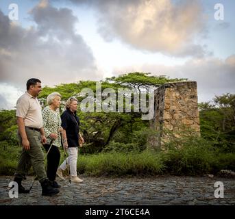 ORANJESTAD - 11/09/2023, ORANJESTAD - la Principessa Beatrice visita un prato e una riserva naturale con foreste di mangrovie, conosciuta anche come Laguna spagnola. I dipendenti della Fundacion Parke Nacional Aruba hanno spiegato il progetto Turning the Tide, un progetto pilota per il ripristino della natura e l'adattamento al clima. Dopo una visita di due giorni a Curaco, la principessa è ora ad Aruba per due giorni. Entrambe le visite si sono concentrate sulla protezione degli ecosistemi e sulle iniziative sociali. ANP KOEN VAN WEEL paesi bassi fuori - belgio fuori Foto Stock