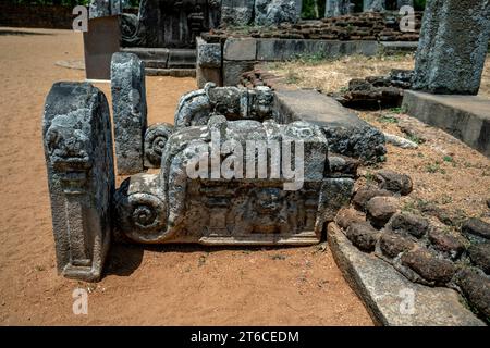 La balaustra scolpita in pietra e la pietra di guardia alla scala d'ingresso della Image House adiacente al Thuparama Dagoba ad Anuradhapura in Sri Lanka. Foto Stock