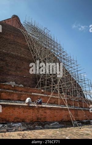 I lavoratori effettuano riparazioni adiacenti alle impalcature sul Jetawanaramaya Dagoba nell'antica città di Anuradhapura nello Sri Lanka. Foto Stock