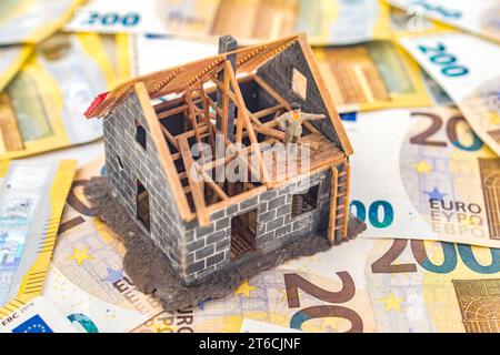 Minuscola casa dei giocattoli con 200 euro di bollette - costi di costruzione e costruzione. Foto Stock