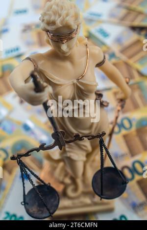 Justitia Figura con 200 banconote in background. Concetto di giustizia e denaro Foto Stock