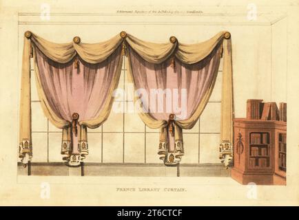 Tende da biblioteca francese, 1812. Tendaggi appesi a rosette di ottone, ornati con linea e nappine. Incisione a mano su copperplate dal repository di Upholsterer e Cabinet-Maker, composta da settantasei disegni di mobili moderni e alla moda, Rudolph Ackermann, Londra, 1830. Foto Stock