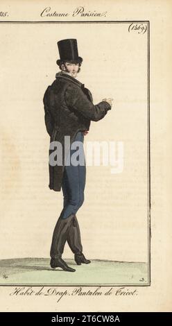 Gentleman francese con cappello, cappotto in lana, pantaloni a maglia e stivali in pelle. Habit de Drap, Pantalon de Tricot. Incisione in copperplate a mano di Pierre-Charles Baquoy su un piatto di moda di Horace Vernet da Pierre de la Mesangeres Journal des Dames et des Modes, Magazine of Women and Fashion, Parigi, 1815. Foto Stock