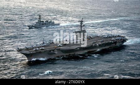 La USS Carl Vinson (CVN-70) e il cacciatorpediniere giapponese Samidare (DD-106) erano in corso nel Mar Cinese Orientale il 9 marzo 2017 Foto Stock