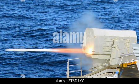 La USS Carl Vinson conduce un'esercitazione sul fuoco dal vivo. (30715776746) Foto Stock