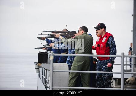 La USS Carl Vinson conduce un'esercitazione dal vivo. (8679259750) Foto Stock