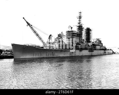 USS Chicago (CG-11) convertito in incrociatore missilistico guidato presso il cantiere navale Hunters Point, San Francisco, California (USA), il 21 febbraio 1963 (7577714) Foto Stock