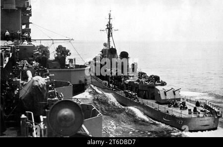 USS De Haven (DD-727) effettua il rifornimento di carburante da Kearsarge (CVA-33) c1955 Foto Stock