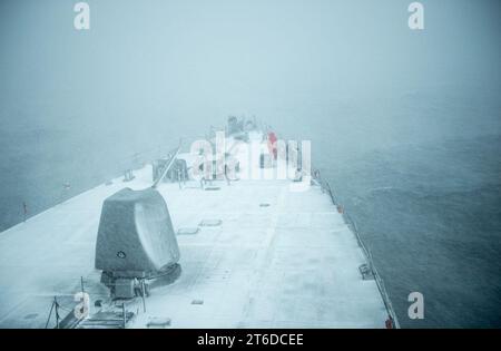 La USS Donald Cook transita nel Mar Nero. Foto Stock