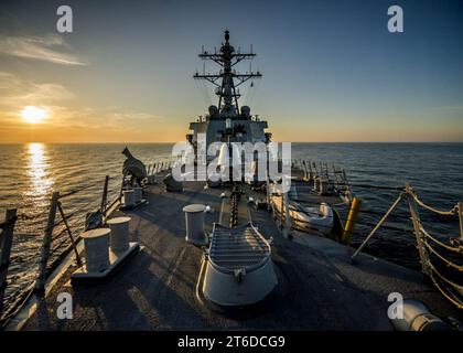 La USS Donald Cook transita nel Mar Nero. Foto Stock