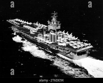 USS Enterprise (CVAN-65) in corso nel 1971 Foto Stock