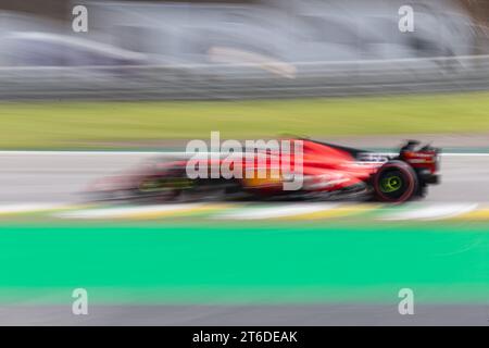 CARLOS SAINZ della SCUDERIA FERRARI guida in pista durante la gara come parte del Gran Premio di F1 di San Paolo 2023 all'autodromo Jose Carlos Pace di Novembe Foto Stock