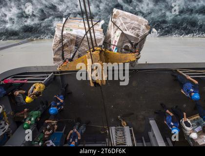 La USS Essex effettua un rifornimento in mare. (21464006620) Foto Stock