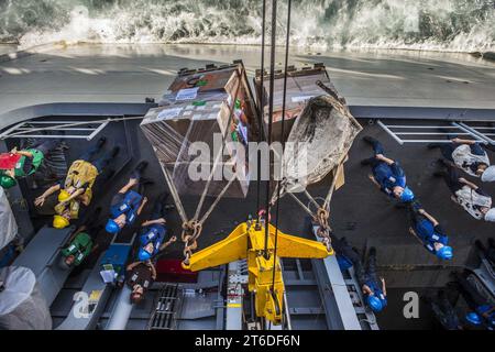 La USS Essex effettua un rifornimento. (22156856132) Foto Stock