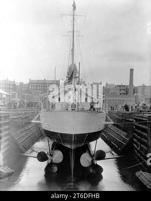 USS Farragut (DD-348) visto da est mentre era in bacino di carenaggio negli anni '1930 Foto Stock