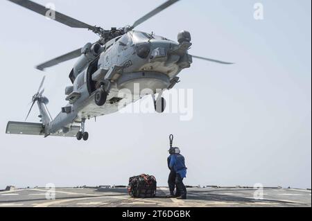 Addestramento USS Farragut VERTREP 150715 Foto Stock