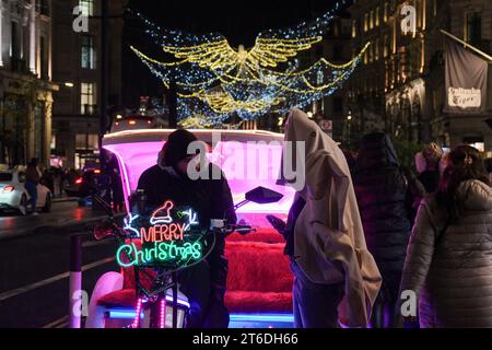 Londra, Regno Unito. 9 novembre 2023. Le luci festive di Regent Street si accendono e sfoggiano il design degli angeli iconici. Credito: Fotografia dell'undicesima ora/Alamy Live News Foto Stock