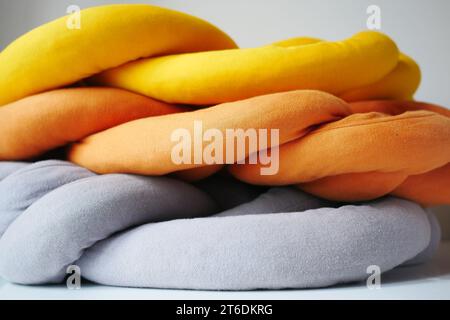 Pila di cuscini colorati e letto ionico Foto Stock