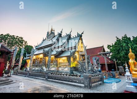 Uno dei templi più belli di Chiang mai. Tempio unico rivestito in argento, all'interno e all'esterno, intricatamente, tradizionalmente fatto a mano e modellato con abilità Foto Stock