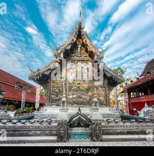 Uno dei templi più belli di Chiang mai. Tempio unico rivestito in argento, all'interno e all'esterno, intricatamente, tradizionalmente fatto a mano e modellato con abilità Foto Stock